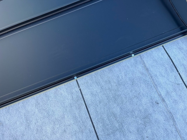 設置中の新規屋根材